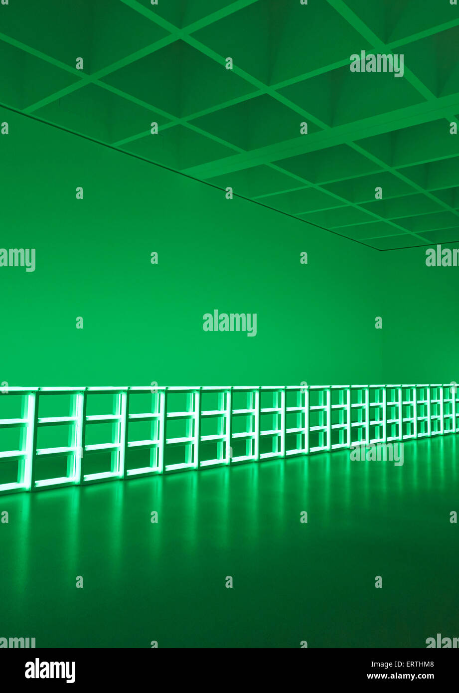 Dan Flavin Lichtinstallation - Untitled (zu Ihnen, Heiner, mit Bewunderung und Zuneigung) in der Pinakothek Der Moderne, München Stockfoto