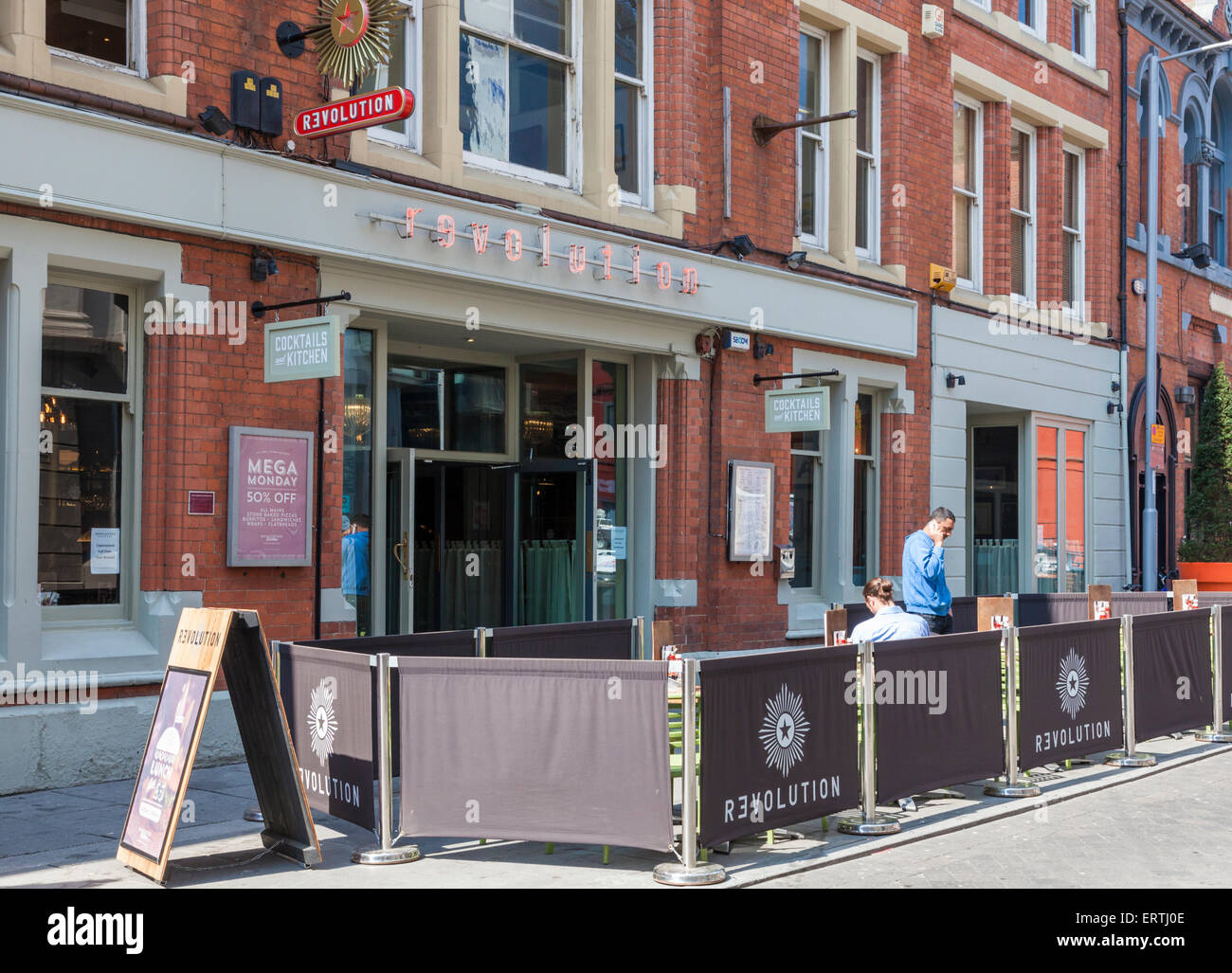 Sitzgelegenheiten im Freien an Revolution Bar, Nottingham, England, Großbritannien Stockfoto