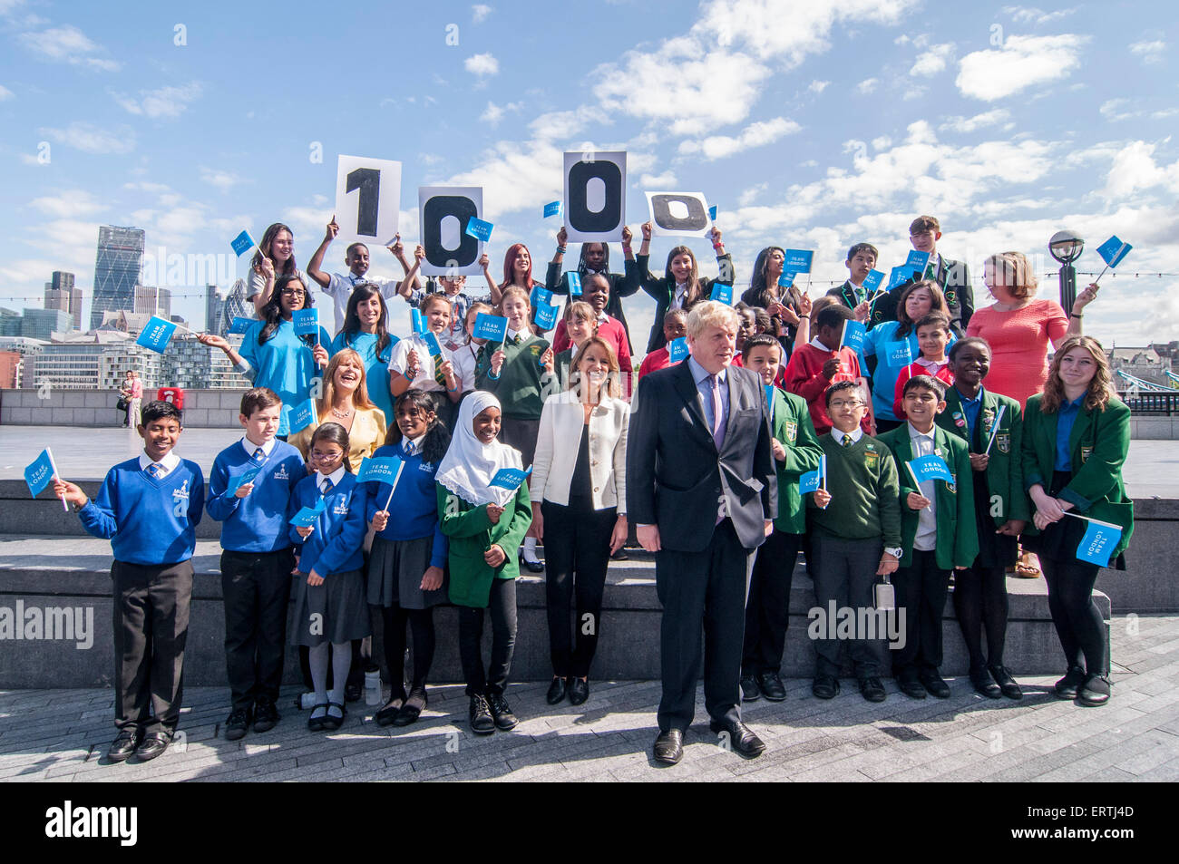 Rathaus, London, UK. 8. Juni 2015. Markieren Sie den Meilenstein von 1.000 Londoner Schulen Anmeldung für das Team London Young Ambassadors Programm des Bürgermeisters Jugend Freiwilligenarbeit, die junge Londoner zu beteiligen, soziales Handeln, sowohl in ihrer Schule und der Gemeinde, der Bürgermeister von London, Boris Johnson, inspirierend ist zusammen mit Veronica Wadley (L) und (R) Anna Owen von Unilever treffen Sie und gratulieren Sie Schulkinder aus allen Teilen der Hauptstadt, die im Rahmen des Programms sich freiwillig gemeldet haben. © Stephen Chung/Alamy Live-Nachrichten Stockfoto