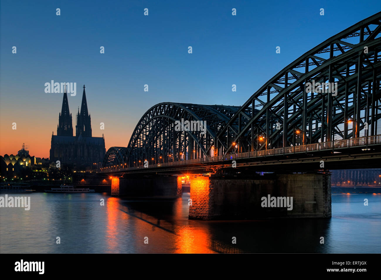 Kölner Dom, Hohenzollernbrücke bei Nacht, Nordrhein-Westfalen, Deutschland, Europa Stockfoto