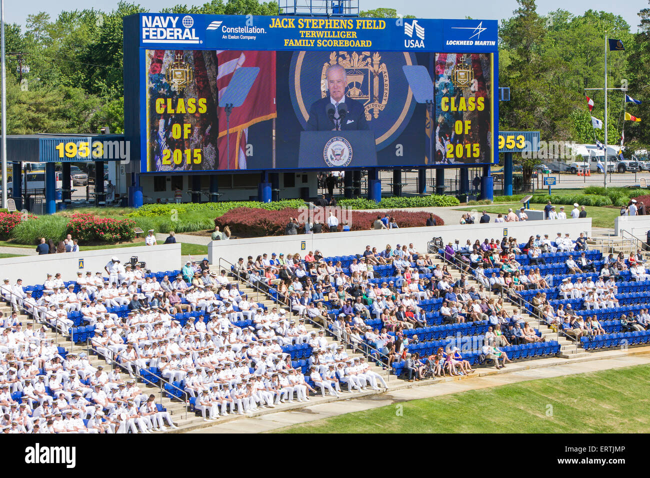 Midshipmen zusehen, wie Joe Biden auf der Anzeigetafel Bildschirm 2015 uns Naval Academy südkoreanischem spricht. Stockfoto