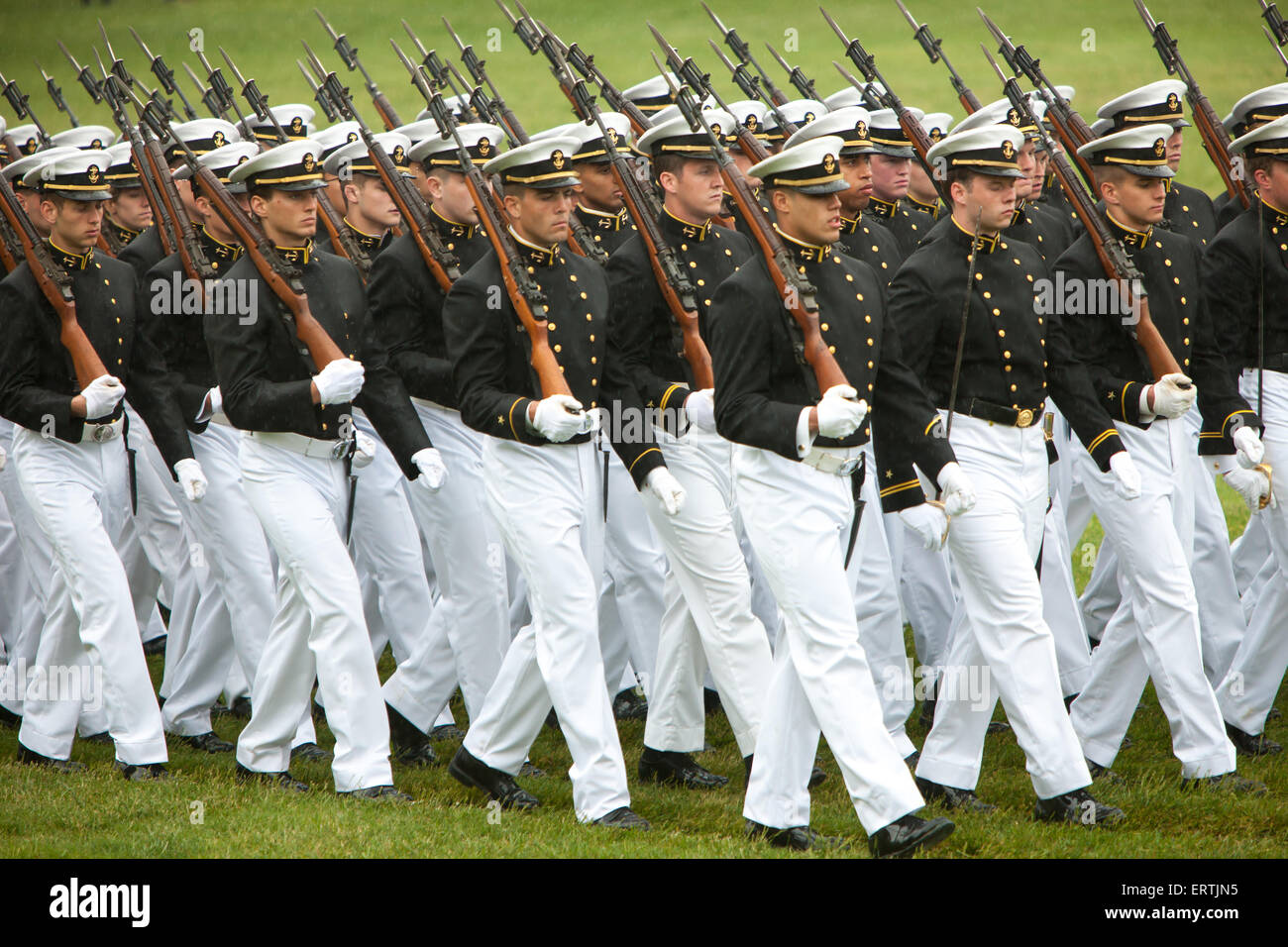 US Naval Academy Kadetten im formalen Kleid März in den jährlichen Farbe Parade bei nordworden Feld am 21.Mai in Annapolis, Maryland, 2015. Stockfoto