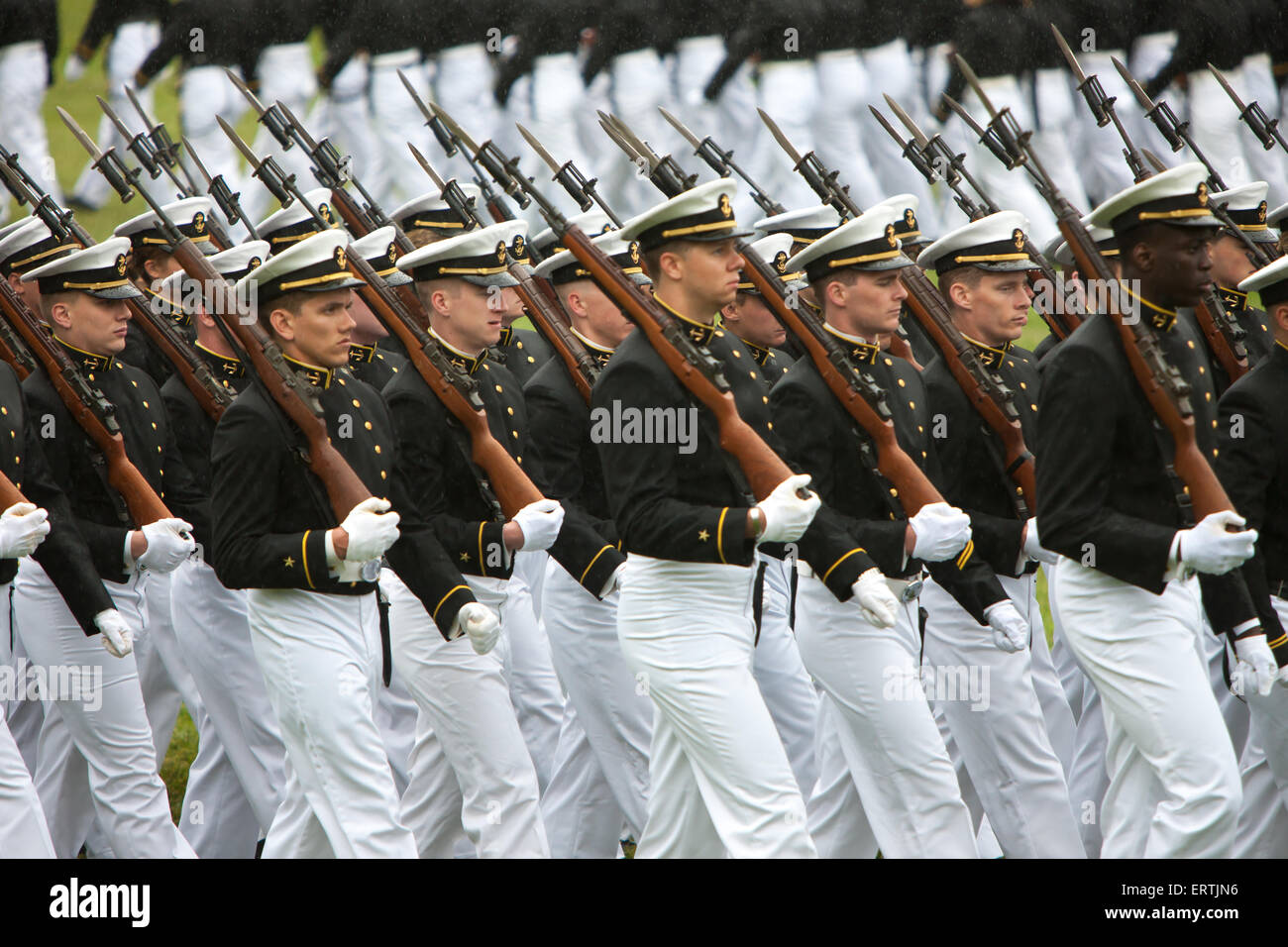 US Naval Academy Kadetten im formalen Kleid März in den jährlichen Farbe Parade bei nordworden Feld am 21.Mai in Annapolis, Maryland, 2015. Stockfoto