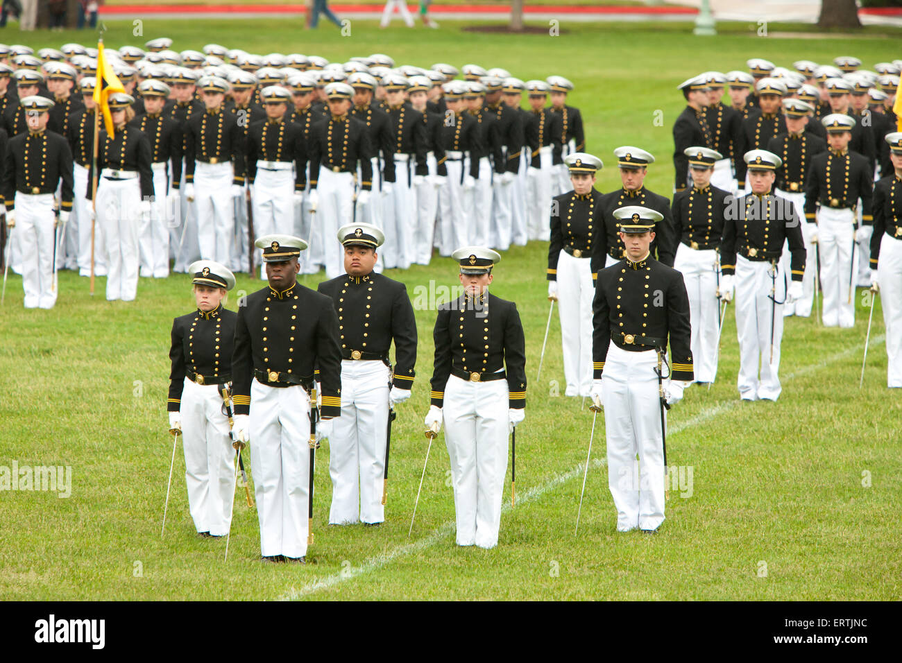 US Naval Academy Kadetten im formalen Kleid stehen stramm in der Farbe Parade bei nordworden Feld am 21.Mai in Annapolis, Maryland, 2015. Stockfoto