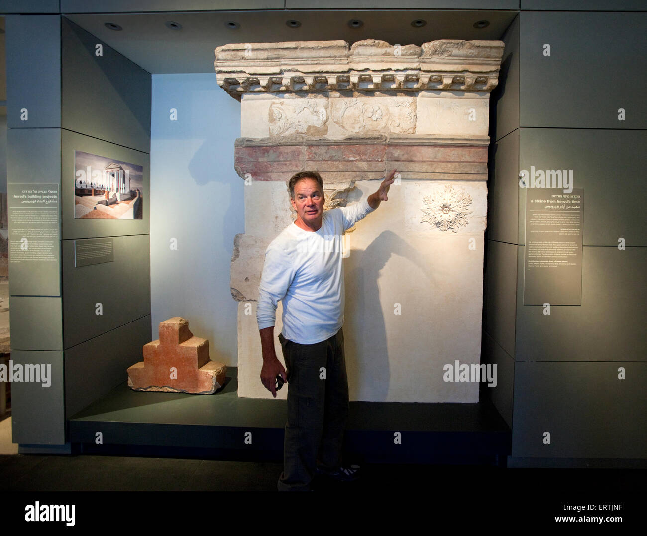 Professor J. Andrew (Andy) Übermenschen Macalester College erklären die Omrit historische Stätte Ausstellung im Israel Museum Stockfoto