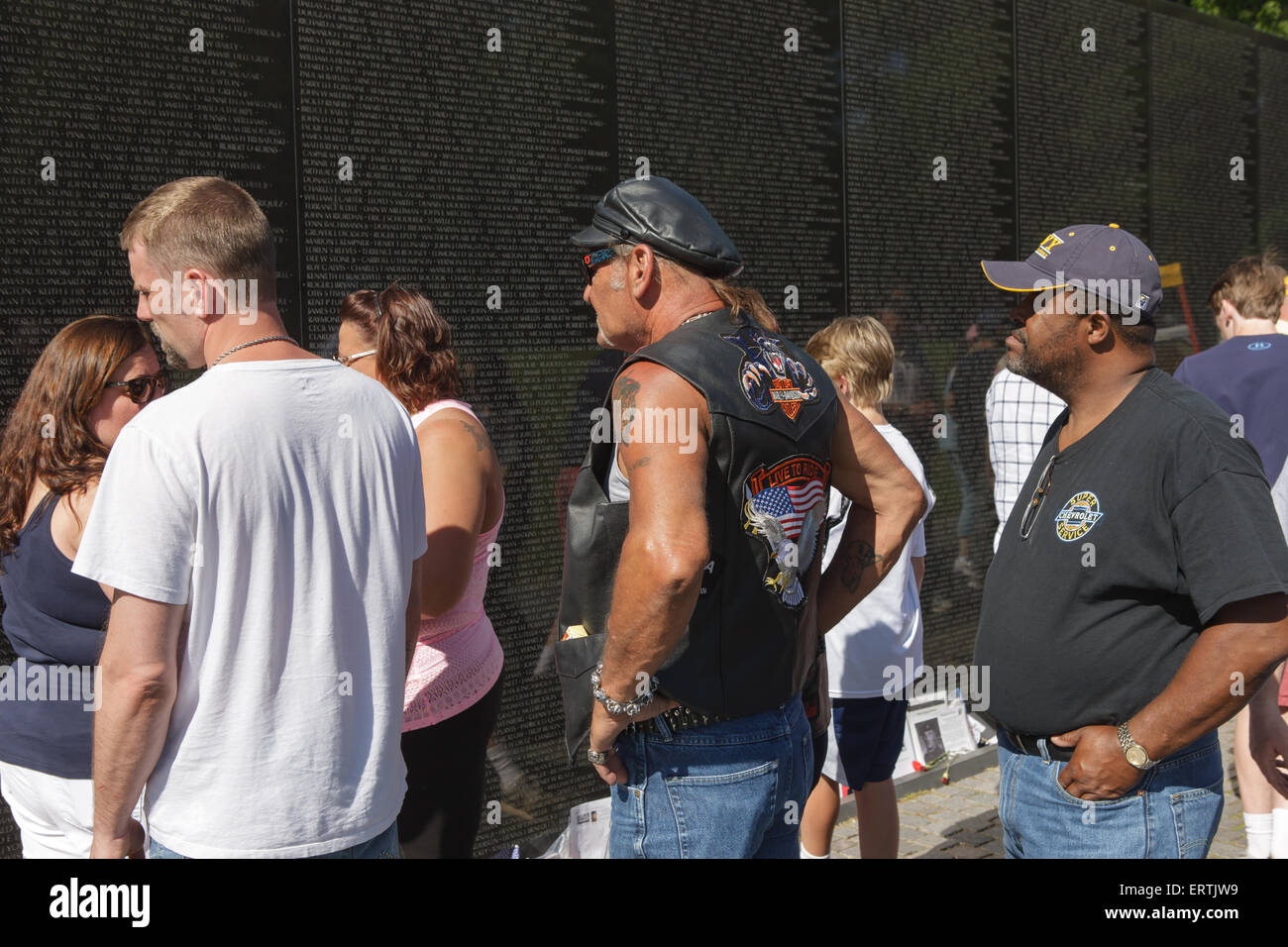 Besucher widerspiegeln und Anzeigen von Namen auf das Vietnam Veterans Memorial in Washington, DC. Stockfoto