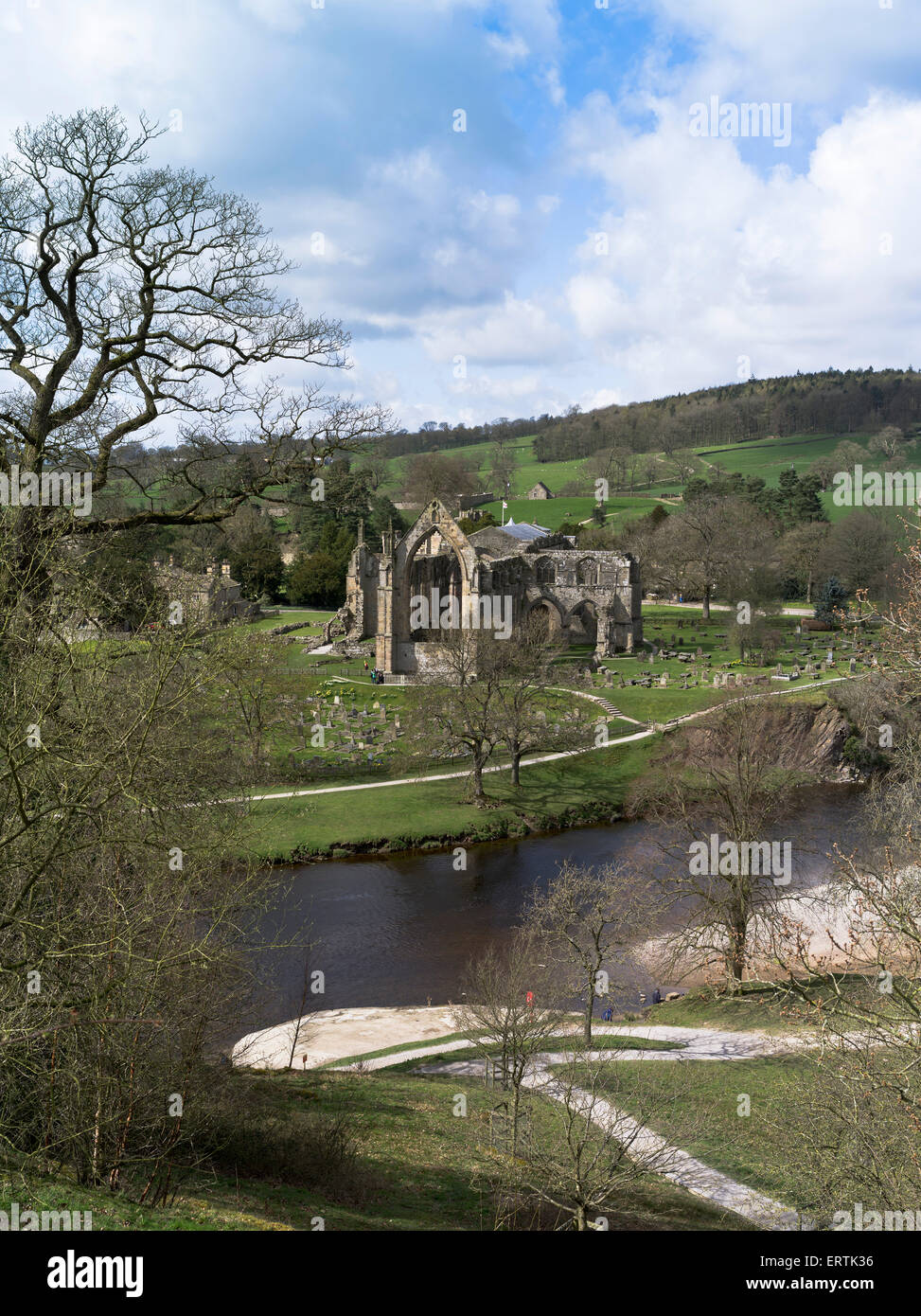 dh Bolton Priory Abbey WHARFEDALE NORTH YORKSHIRE UK Ruins Yorkshire Dales River Wharfe Herbst uk Ruin Nationalpark england Stockfoto