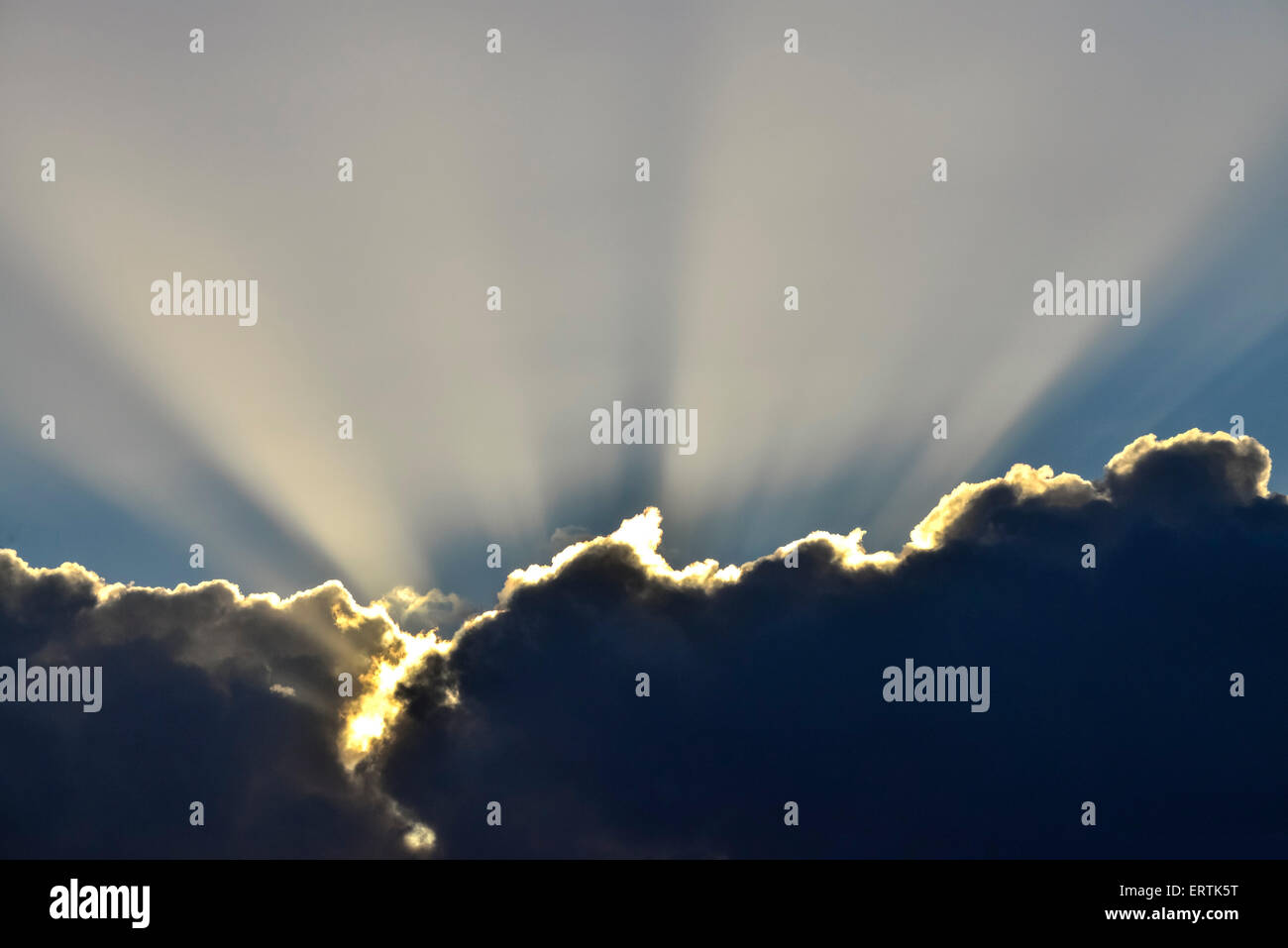 Wolken und Sonnenstrahlen, Hintergrundbeleuchtung Stockfoto