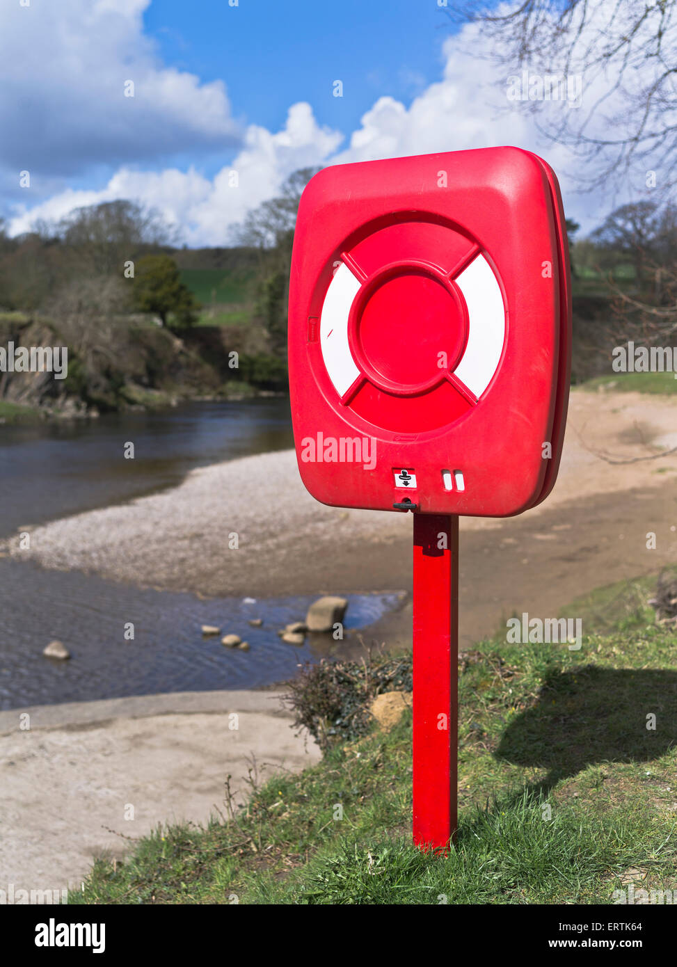 dh Fluss Lebensretter Sicherheit UK rot und weißen Rettungsring Halterung Fluss Lebensretter am Flussufer Stockfoto