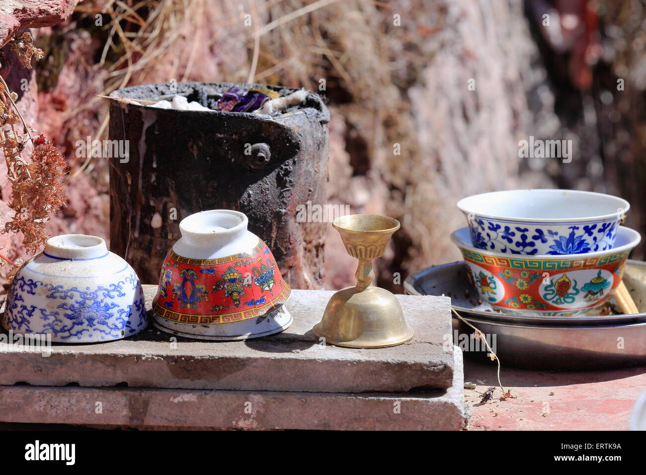 Satz von Keramikschalen Tassen mit Ashtamangala-buddhistische glücksverheißenden Symbole-Messing Leuchter-Paint Bucket Ofen verziert. Tibet. Stockfoto