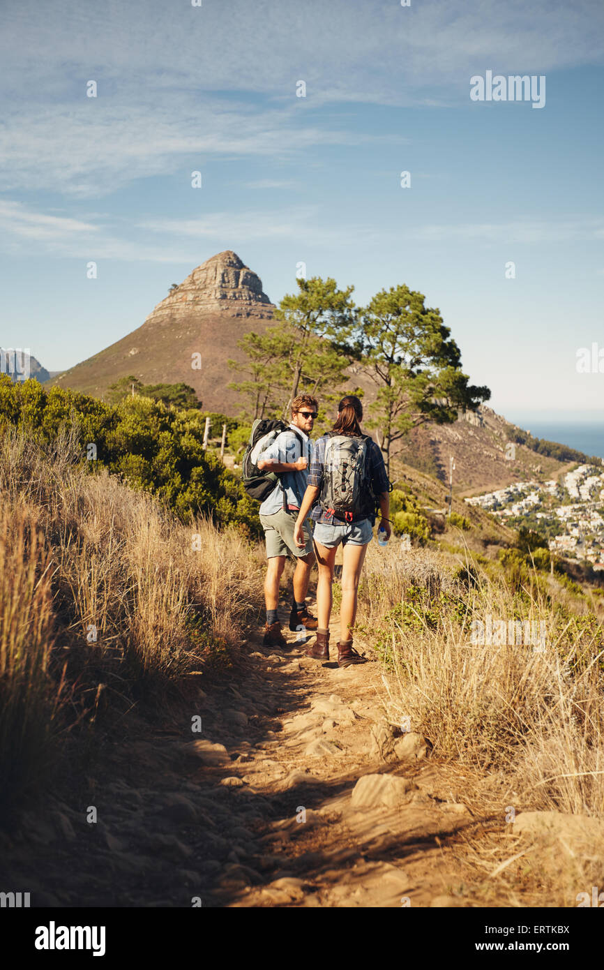 Porträt des Paares der Wanderer zu Fuß durch Weg am Berg. Mann und Frau genießen Sommerurlaub in Landschaft während einer Stockfoto Porträt des Paares der Wanderer zu Fuß durch Weg am Berg. Mann und Frau genießen Sommerurlaub in Landschaft während einer Stockfoto