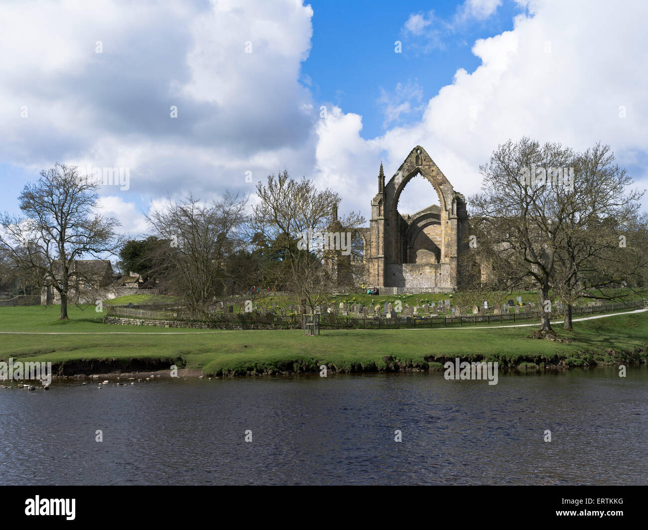 dh Bolton Abtei WHARFEDALE NORTH YORKSHIRE Bolton Priory Wharfedale Abbey Ruinen Yorkshire Dales Flusses Wharfe Stockfoto