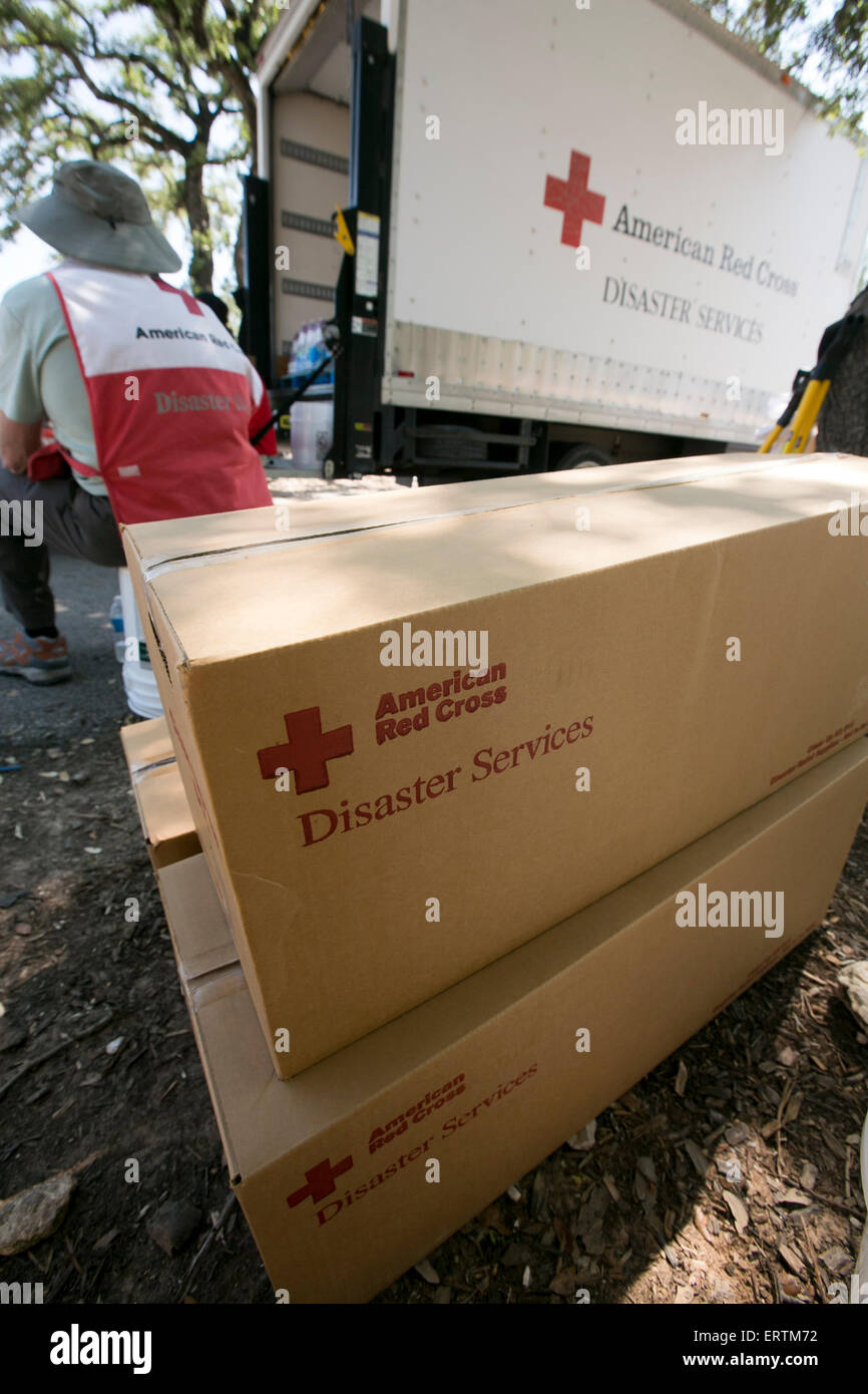Notfall Nahrungsmittelversorgung in Kartons ins Wimberley, Texas durch das amerikanische Rote Kreuz Stockfoto