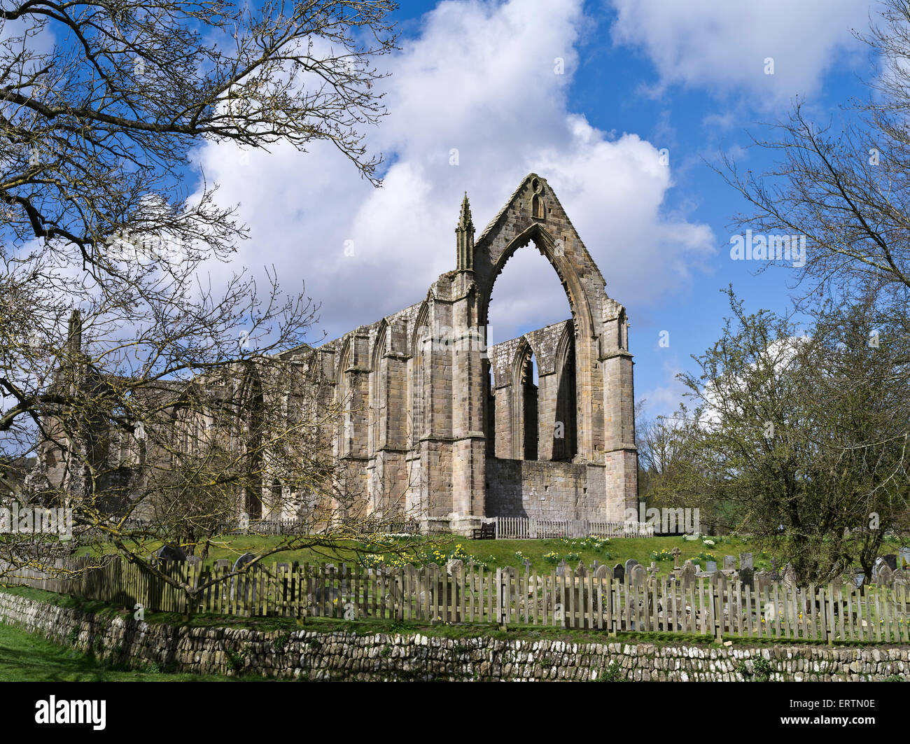 dh Bolton Priory Abbey WHARFEDALE NORTH YORKSHIRE UK Ruins Dales Herbst großbritannien verlassene Gebäude außen Ruine england Stockfoto