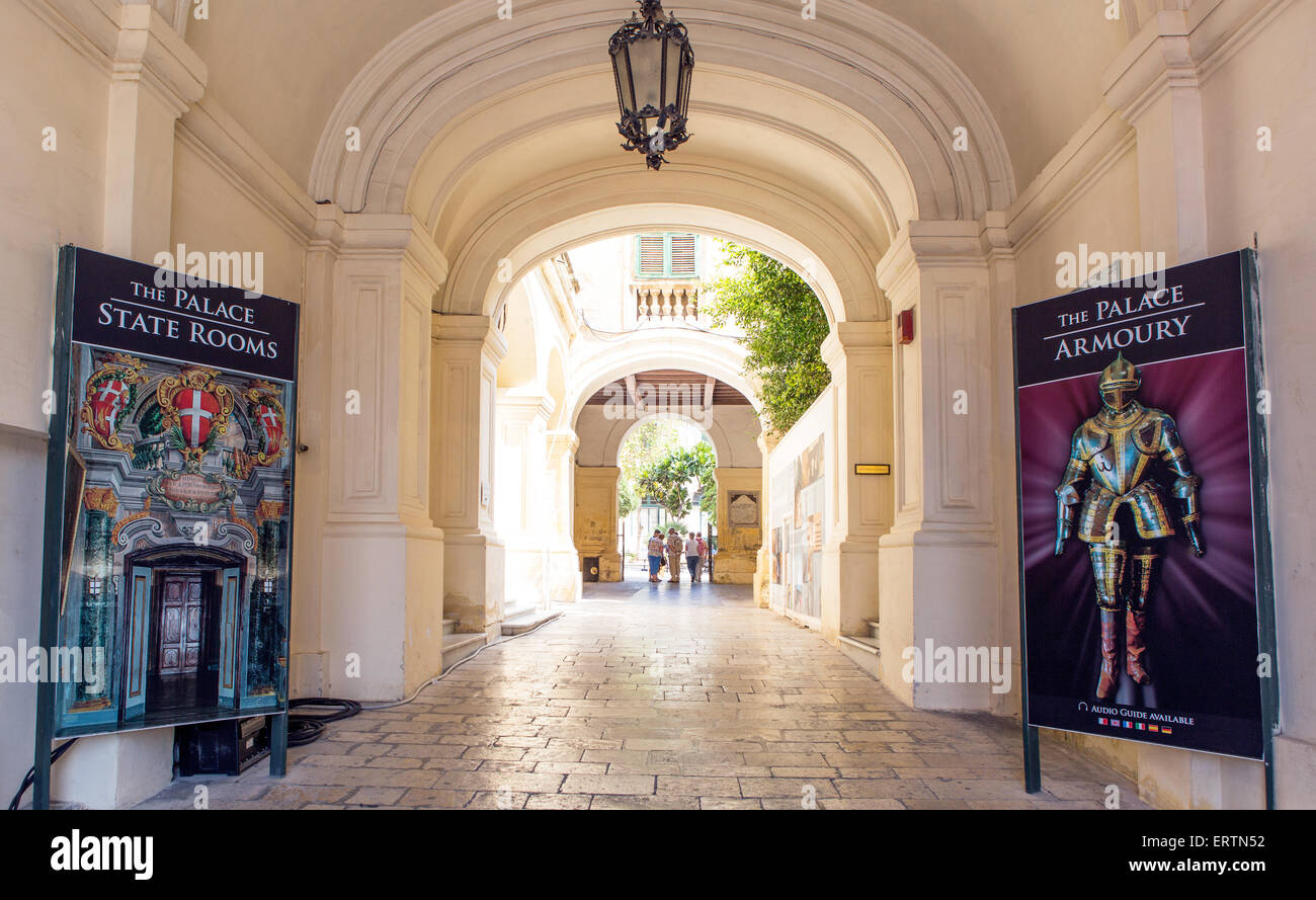 Eingang zum Grand Masters Palace Valletta Malta Stockfoto