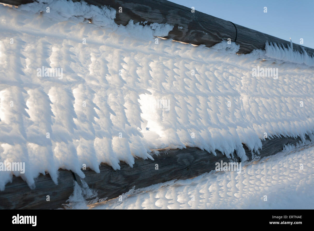 Eine Nahaufnahme von einem Zaun mit Schnee gefroren Stockfoto