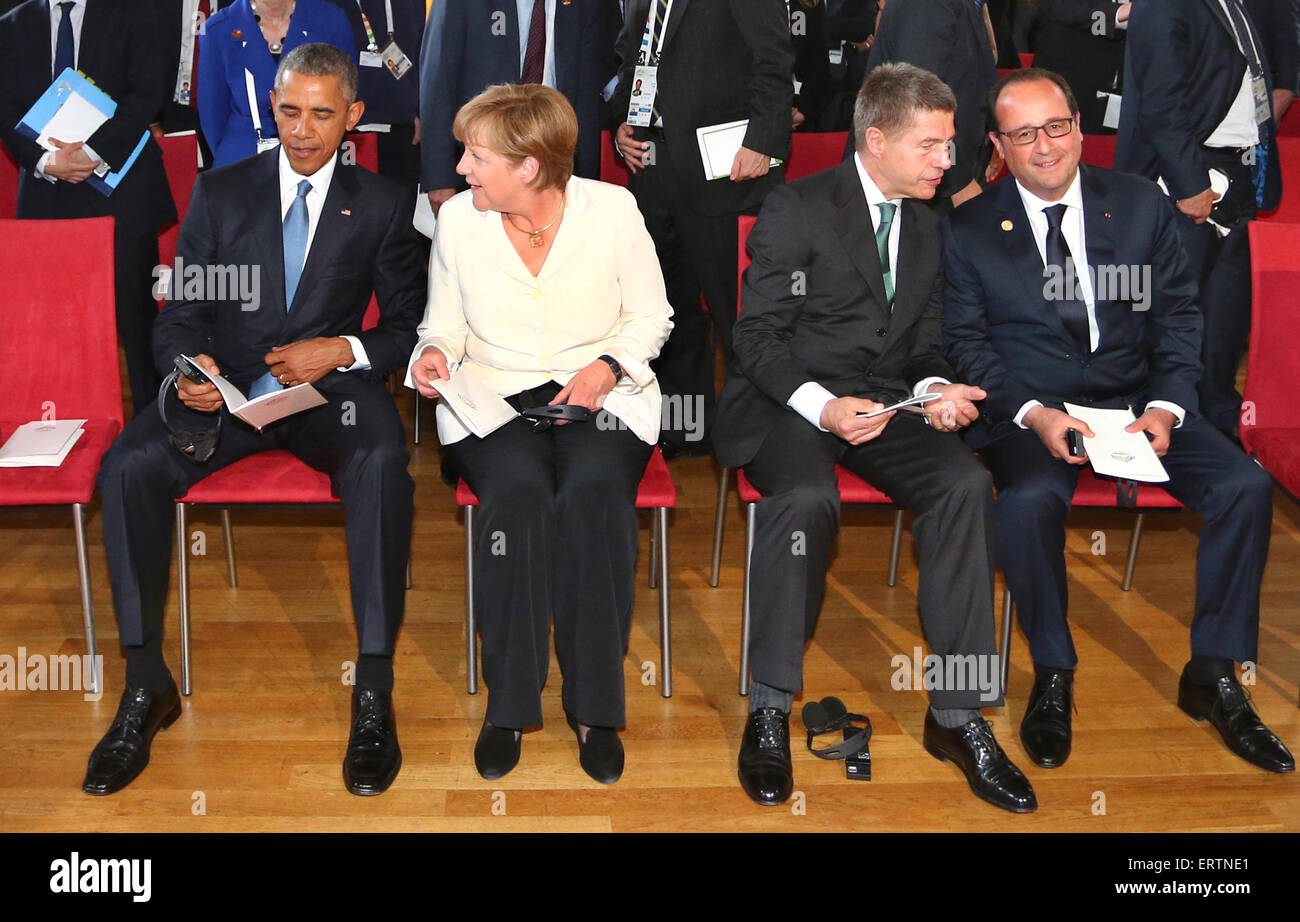 (L-R) US-Präsident Barack Obama, Bundeskanzlerin Angela Merkel, ihr Ehemann Joachim Sauer und Frankreichs Präsident Francois Hollande besuchen ein Konzert im Rahmen des G7-Gipfels in Elmau, Deutschland, 7. Juni 2015. Führungskräfte aus den Vereinigten Staaten, Großbritannien, Frankreich, Deutschland, Italien, Kanada und Japan - die sieben führenden Industrienationen (G7) - treffen um die Weltwirtschaft, als auch ausländische, Sicherheits- und Entwicklungspolitik fortgesetzt auf Schloss Elmau, Bayern, am 07 und 08 Juni als Höhepunkt der deutschen Ratspräsidentschaft der G7 zu diskutieren. Foto: Karl-Josef Hildenbrand/dpa Stockfoto