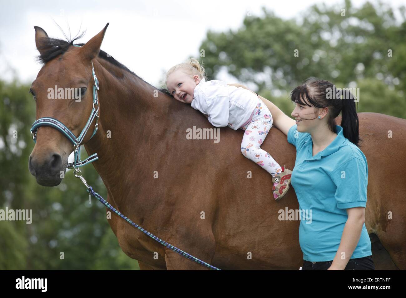 Frau, Kind und Warmblut Stockfoto