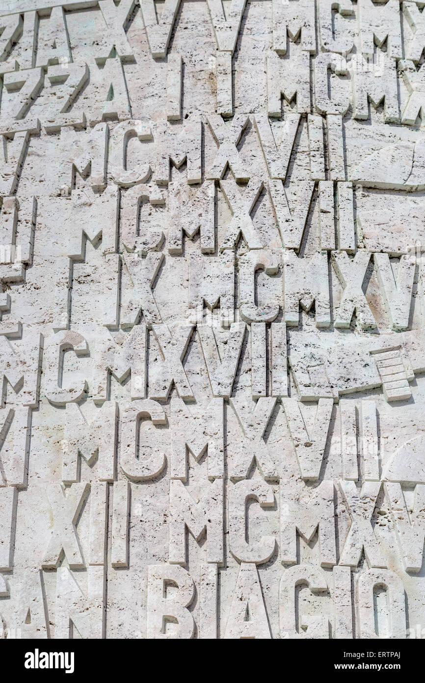 Der Hintergrund der römischen Ziffern und Buchstaben in Stein gemeißelt Stockfoto