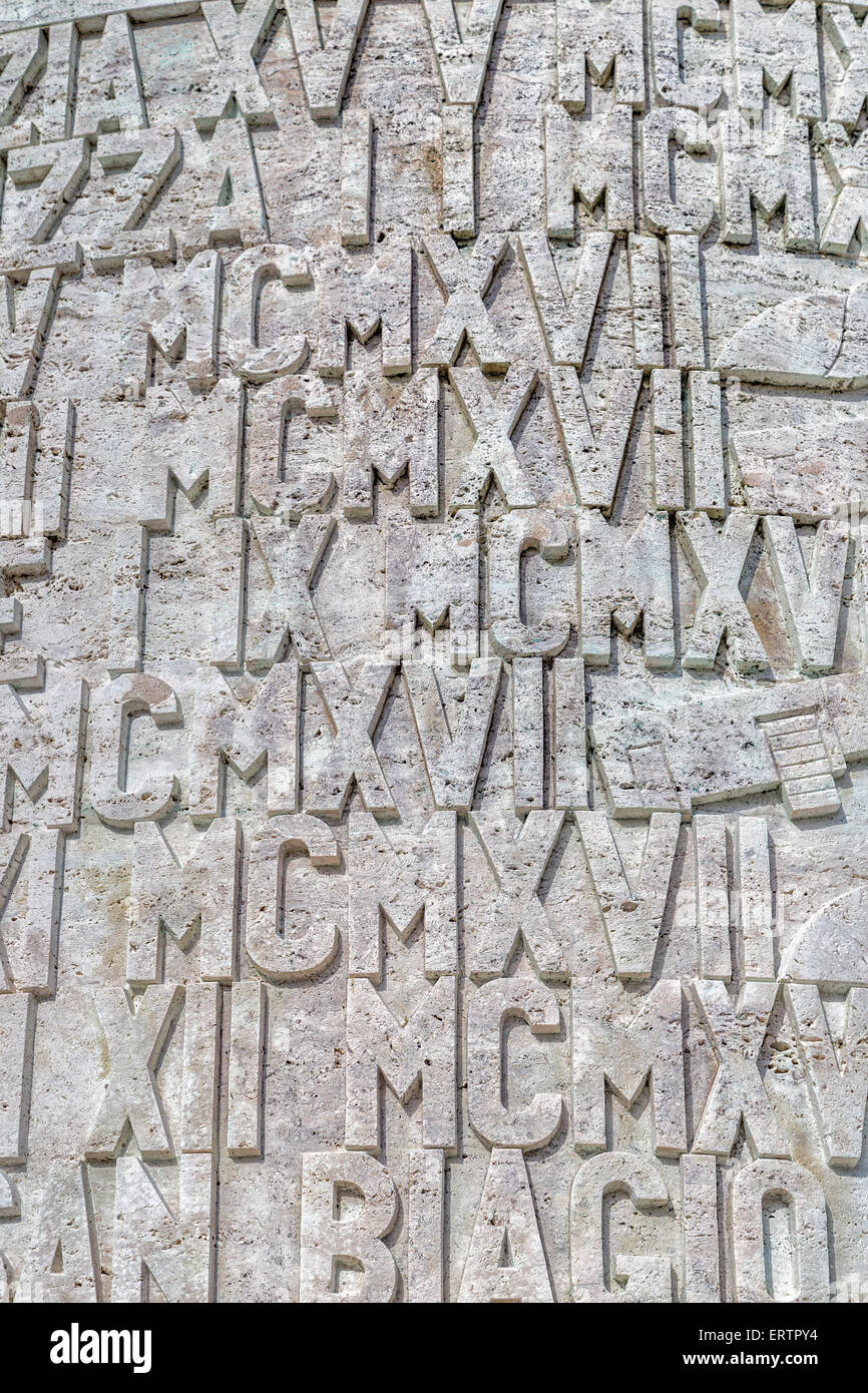 Der Hintergrund der römischen Ziffern und Buchstaben in Stein gemeißelt Stockfoto
