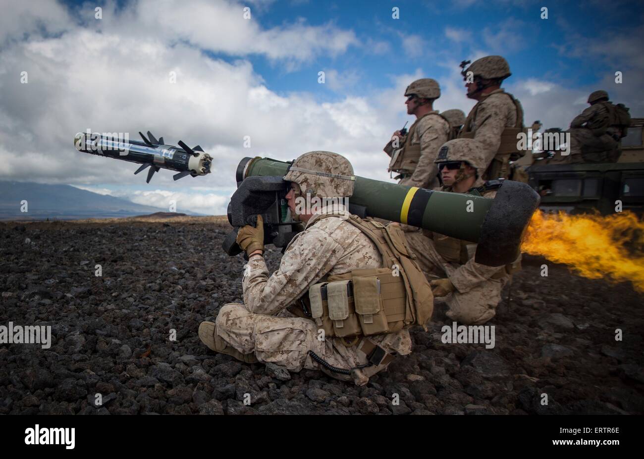 US-Marines Feuer eine Schulter ins Leben gerufen FGM-148 Javelin Anti-Tank Rakete während während des Trainings Lava Viper am Truppenübungsplatz Pohakuloa 1. Juni 2015 in Pohakuloa auf Hawaii. Stockfoto