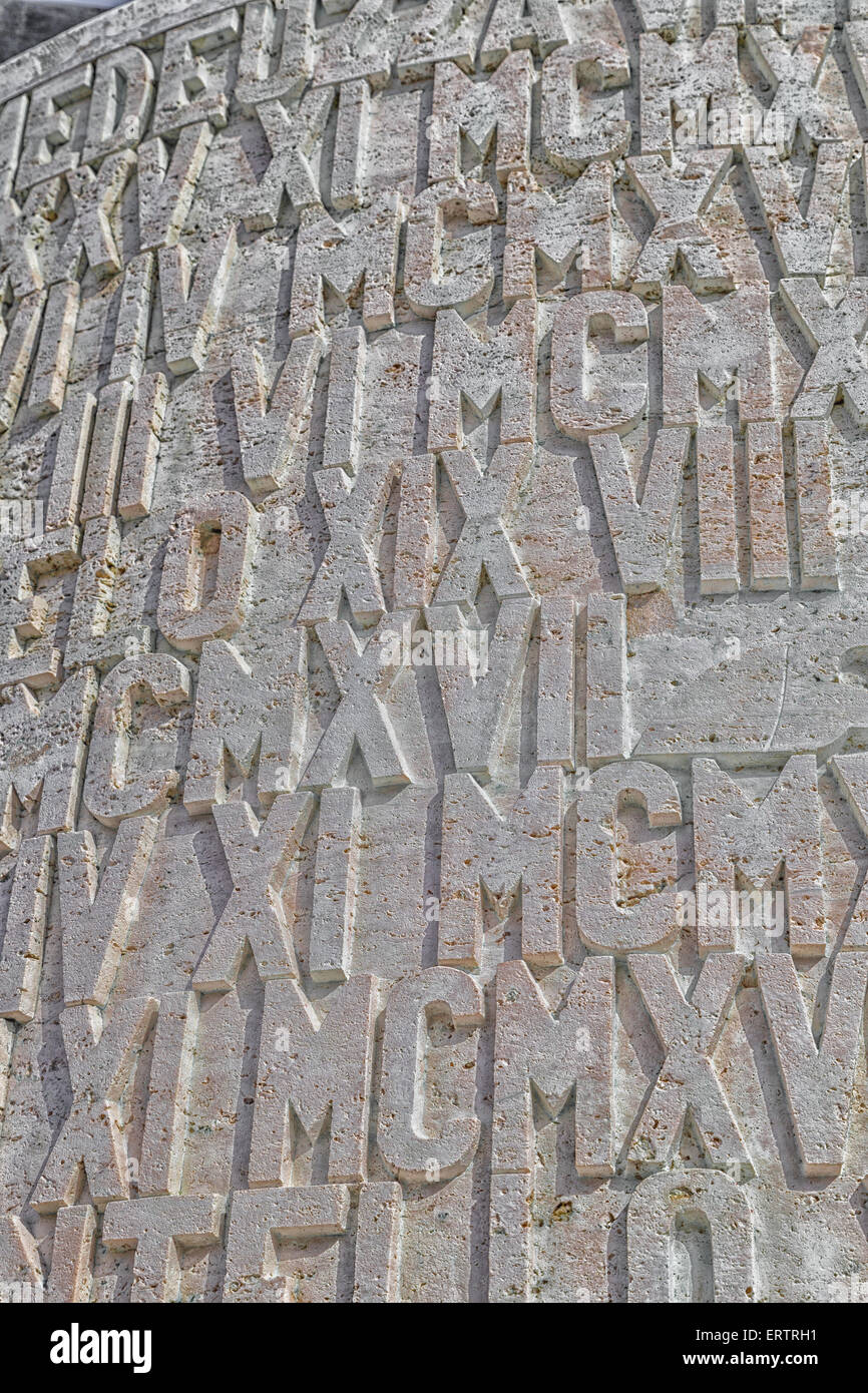 Der Hintergrund der römischen Ziffern und Buchstaben in Stein gemeißelt Stockfoto