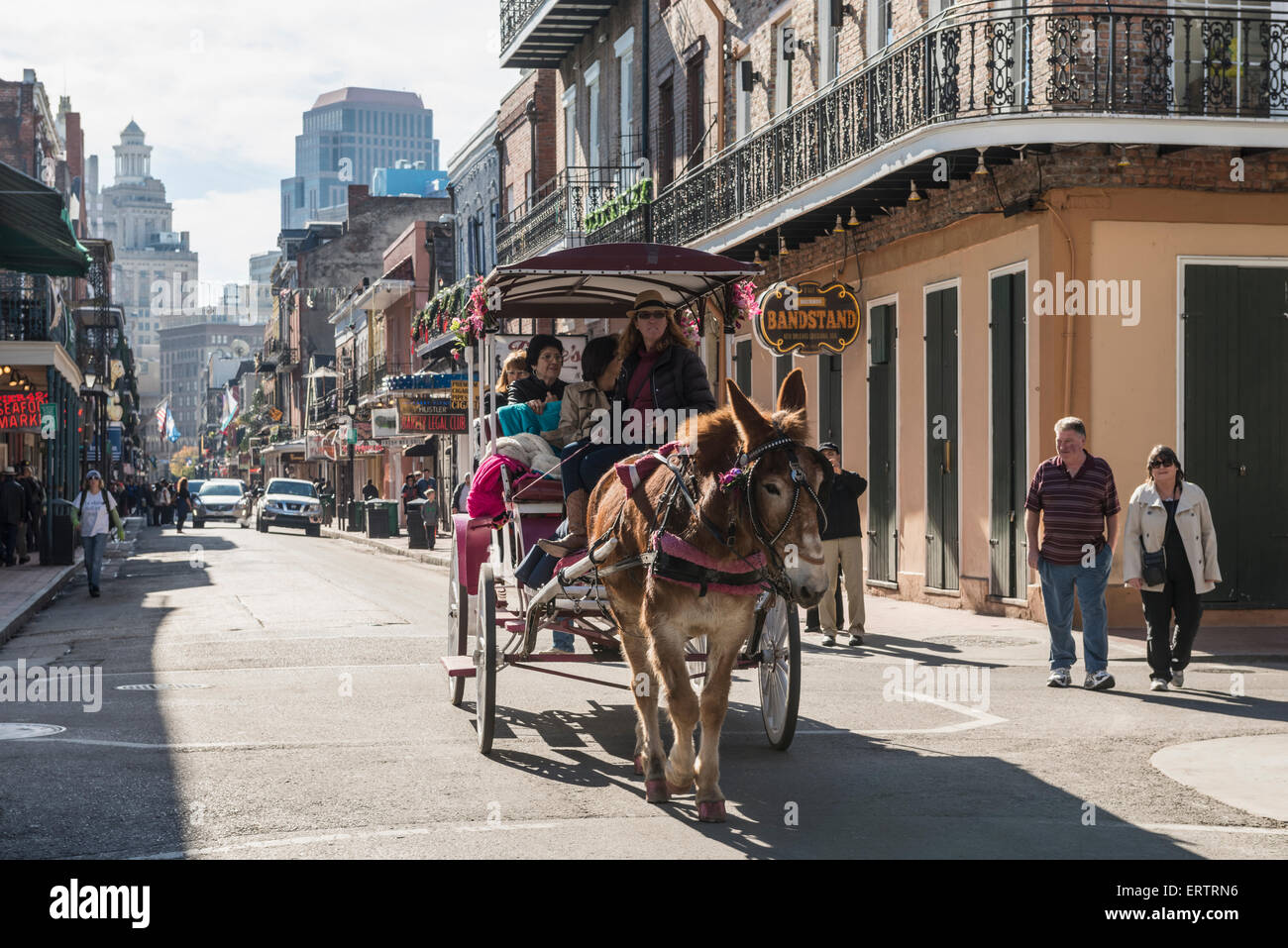 Touristen Sightseeing in einer Kutsche in die Bourbon Street im French Quarter von New Orleans, Louisiana, USA im Sommer Stockfoto