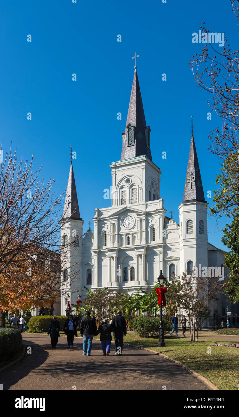 St. Louis Cathedral, Jackson Square, New Orleans, Louisiana, USA mit Touristen im winter Stockfoto