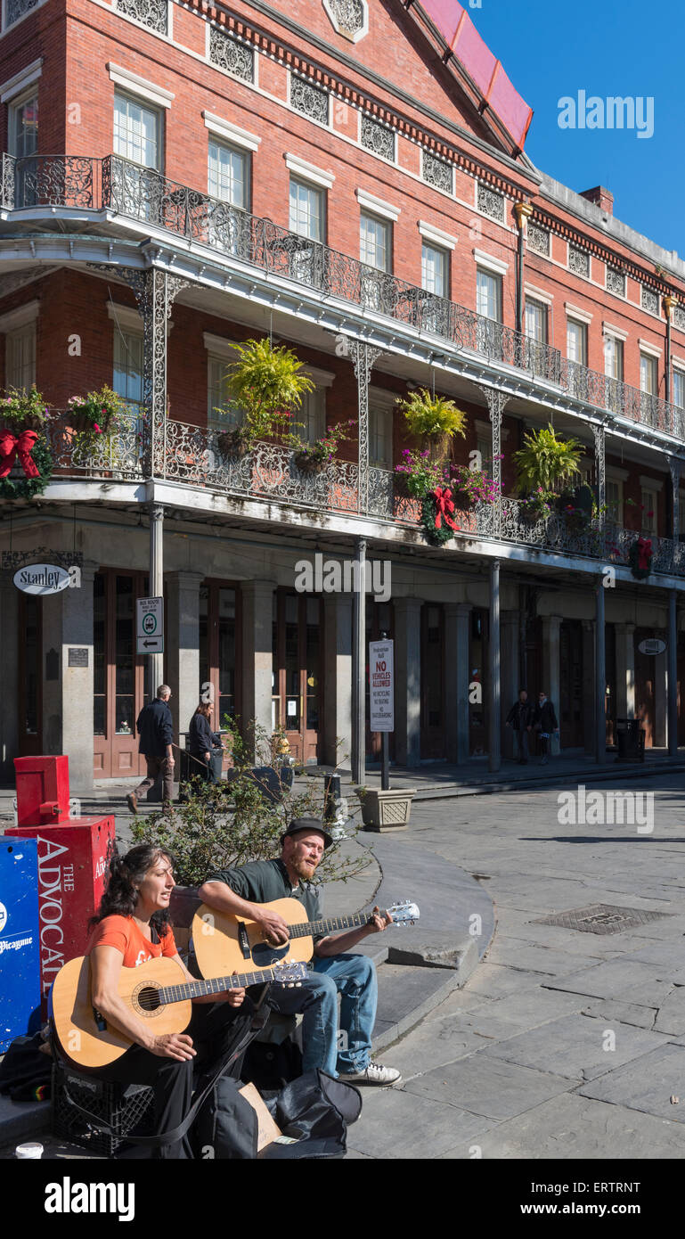 Straßenkünstler Straßenmusiker spielen im French Quarter, New Orleans, Louisiana, USA Stockfoto