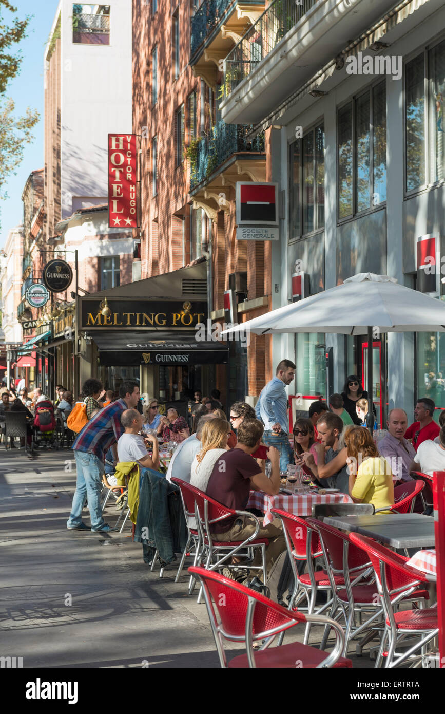 Toulouse, Frankreich - Touristen auf einem Bürgersteig Straßencafé im Sommer Stockfoto