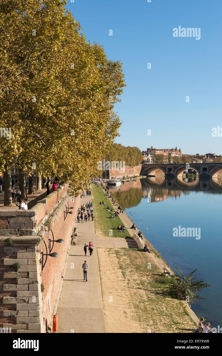 Touristen zu Fuß entlang der Promenade von dem Fluss Garonne in Toulouse, Frankreich, Europa Stockfoto