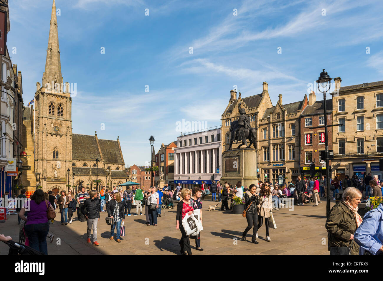 Leute auf dem Markt und Kirche des Hl. Nikolaus in Durham, England, Großbritannien Stockfoto