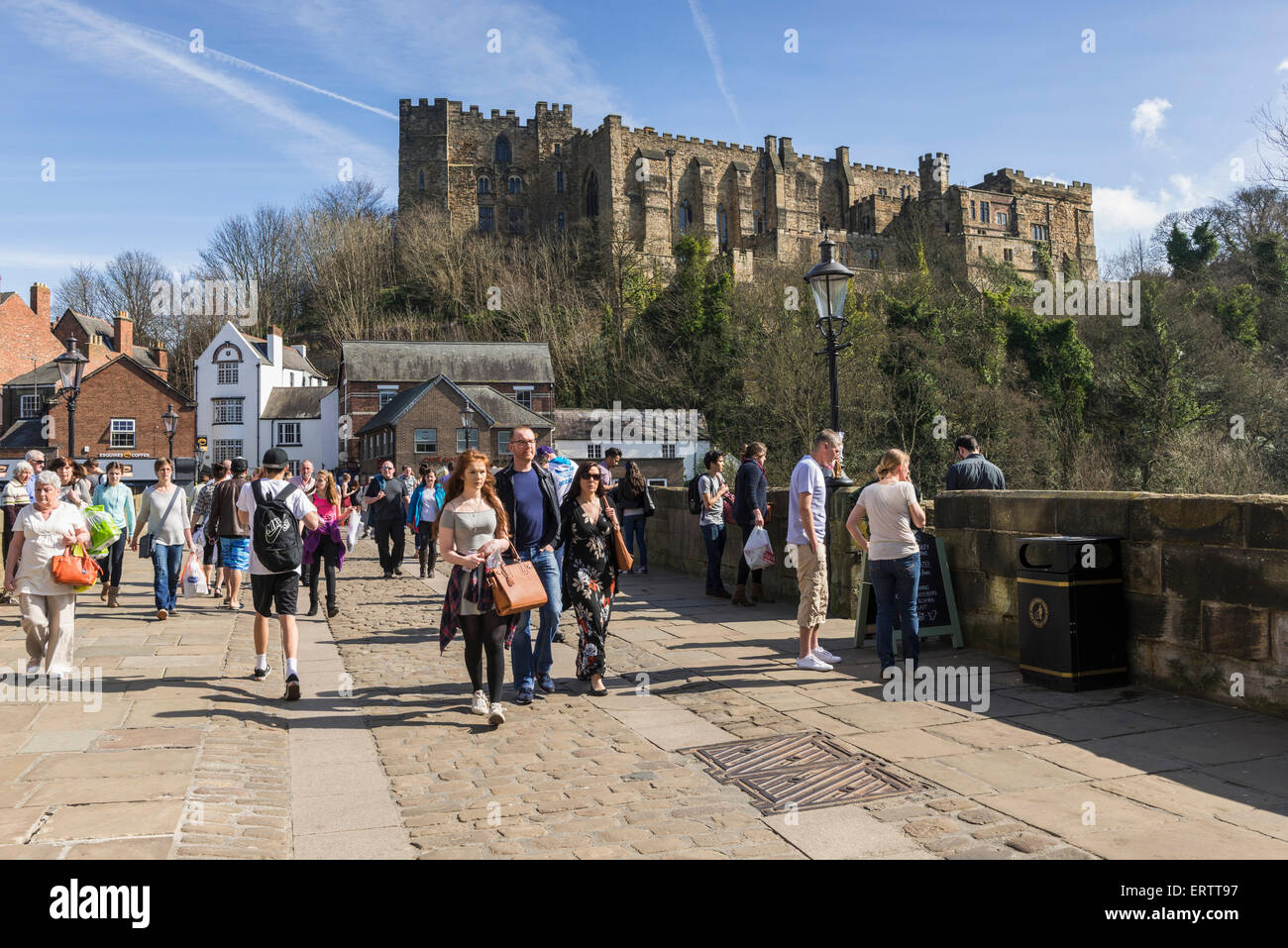 Durham Castle mit Blick auf Framwellgate Brücke über den Fluss zu tragen, Durham, England, UK mit Touristen an einem sonnigen Tag Stockfoto