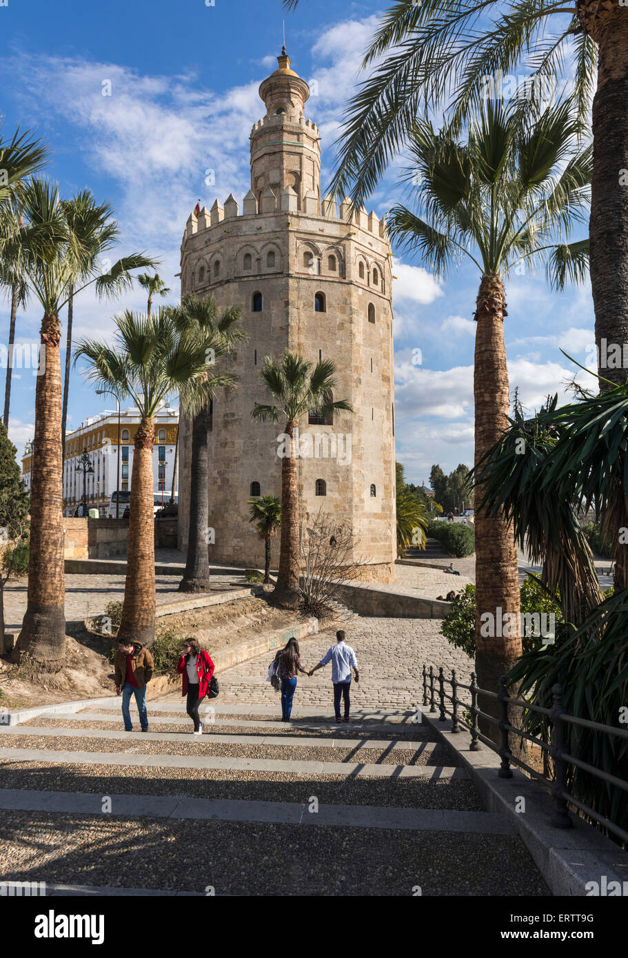 Sevilla, Spanien - Torre del Oro oder Goldener Turm in Sevilla, Spanien, Europa mit Touristen Stockfoto