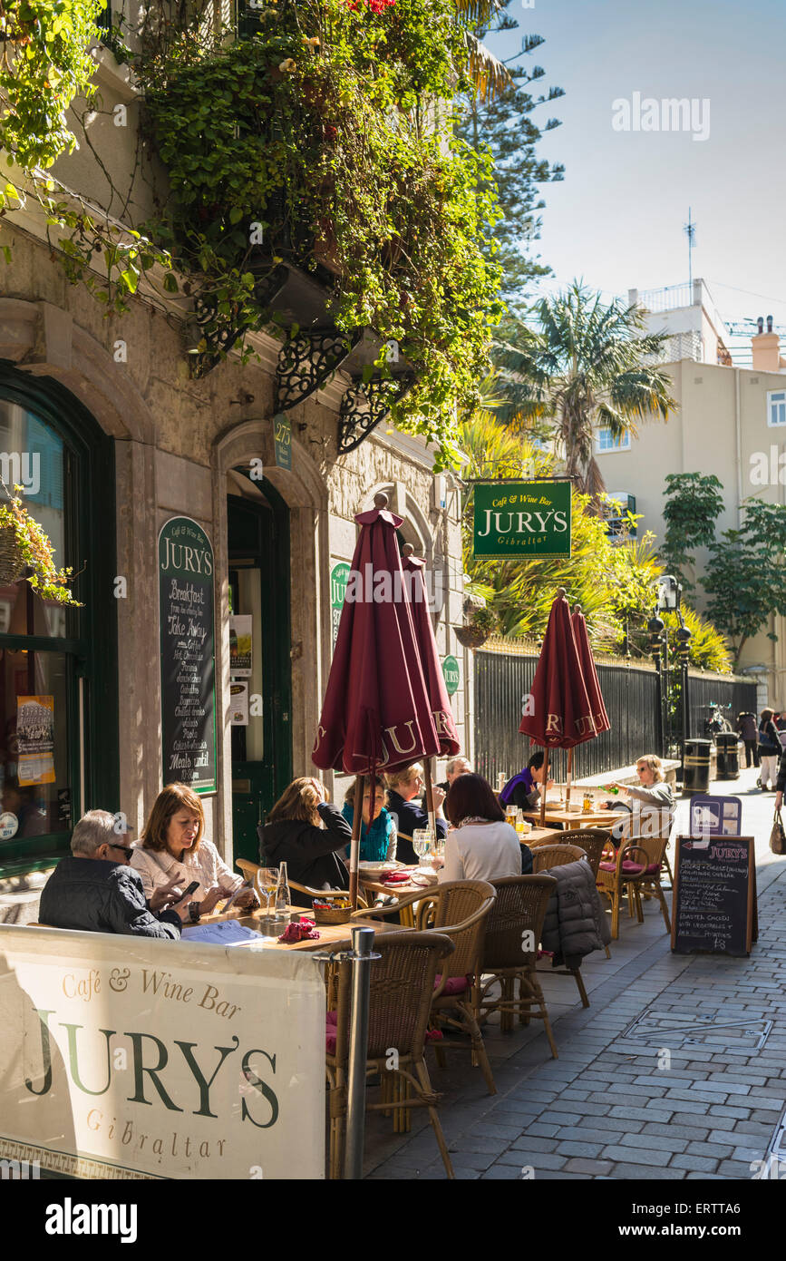 Gibraltar Gehweg Pflaster-Café-Bar in einer Straße in Gibraltar Stadtzentrum, Europa mit Menschen, die im Sommer draußen zu sitzen Stockfoto