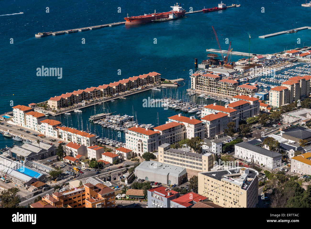 Queensway Quay Marina auf Gibraltar Hafen oder Hafen von Gibraltar, Gibraltar, Europa aus dem Felsen von Gibraltar Stockfoto