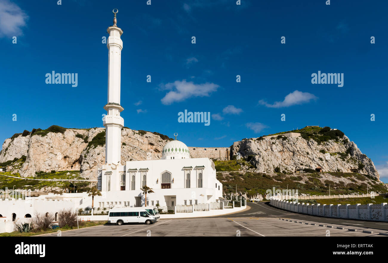Ibrahim-al-Ibrahim Moschee oder König Fahd bin Abdulaziz al-Saud Moschee in Gibraltar, Europa mit Rock of Gibraltar hinter Stockfoto