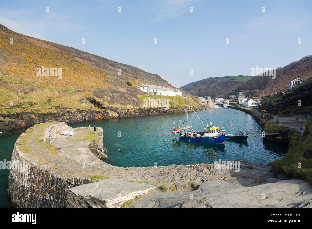 Angelboote/Fischerboote hinter Hafenmauer mit Blick auf Boscastle, Cornwall, England, UK Stockfoto