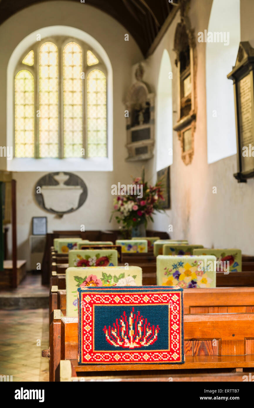 Gebet oder knienden Kissen in eine ziemlich englischen Dorf Kirche, England, UK Stockfoto