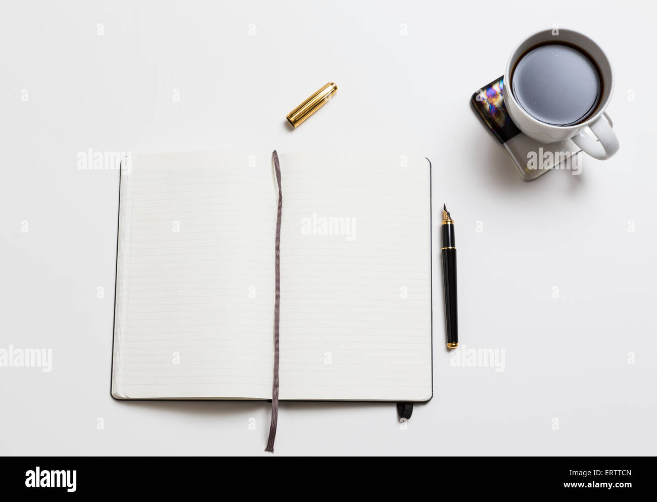 Draufsicht des aufgeschlagenen Buches / Notizbuch / Tagebuch mit leeren Seiten mit einer Tasse Kaffee - treffen / Büro / Arbeit / Konzept schreiben Stockfoto