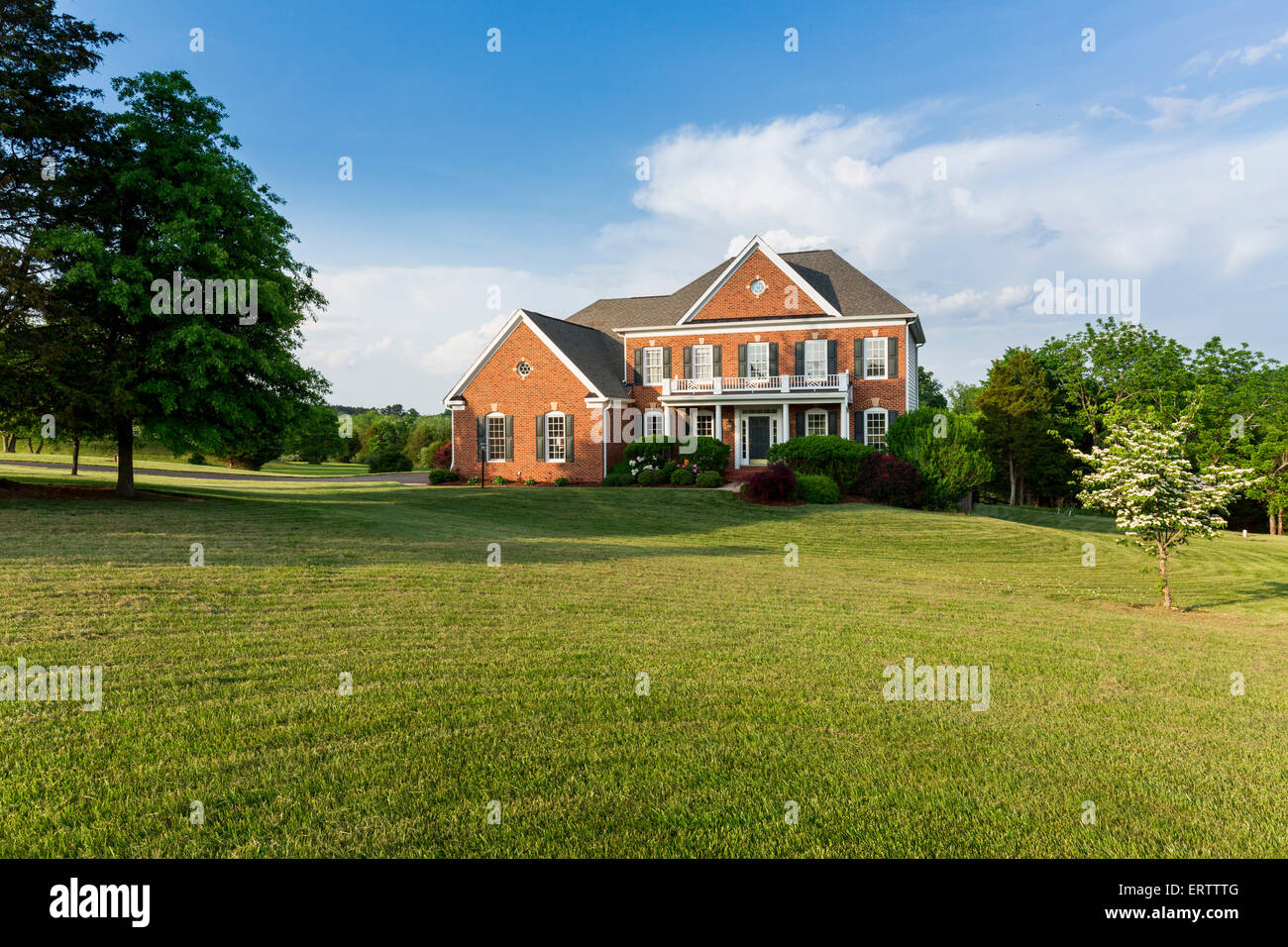 Freistehendes Haus USA - Vorderseite des großen amerikanischen Einfamilienhaus mit großen Garten Rasen an einem warmen sonnigen Sommertag Stockfoto