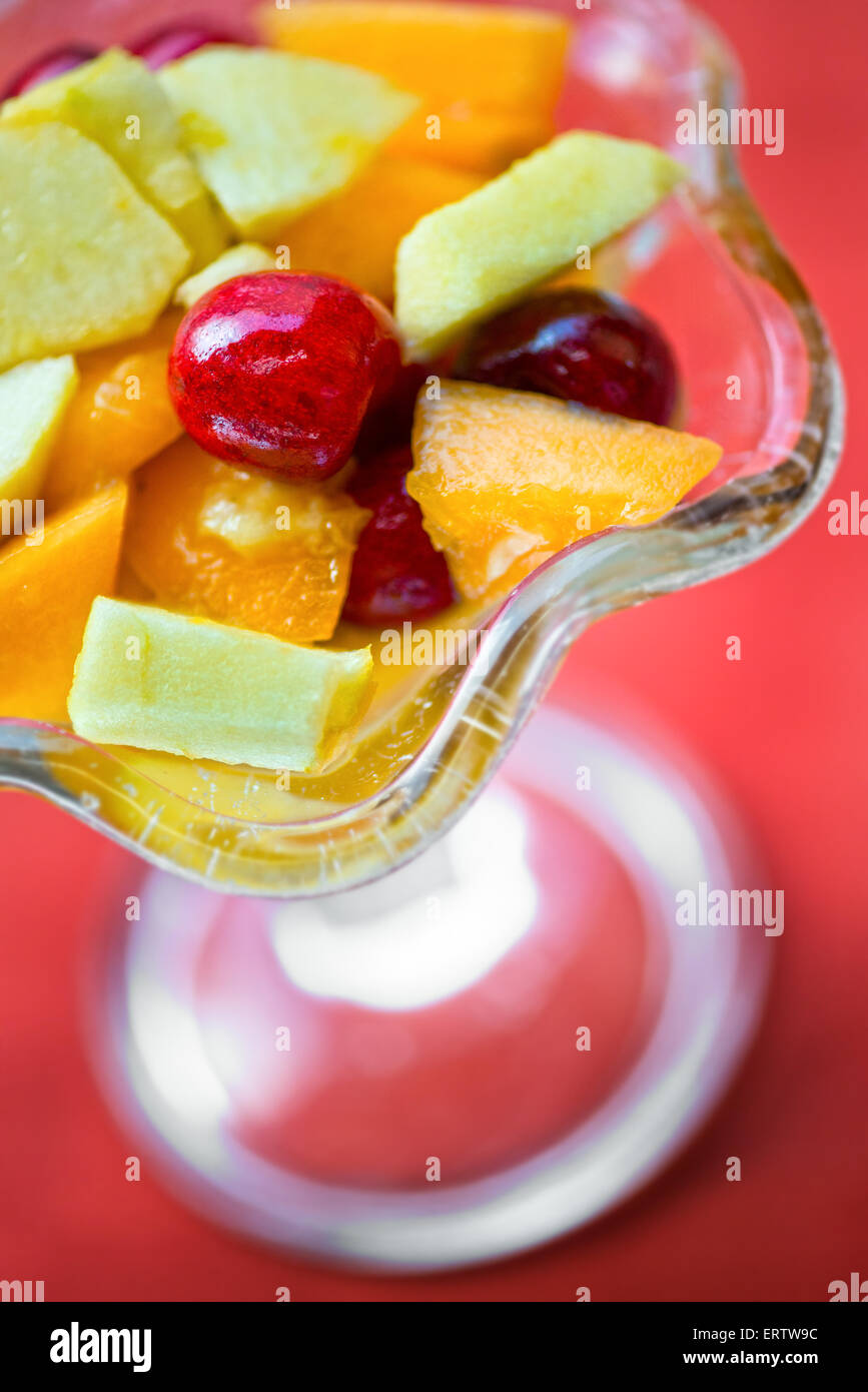 Frische gesunde tropische Früchte Salat serviert in einer Glasschale parfait Stockfoto