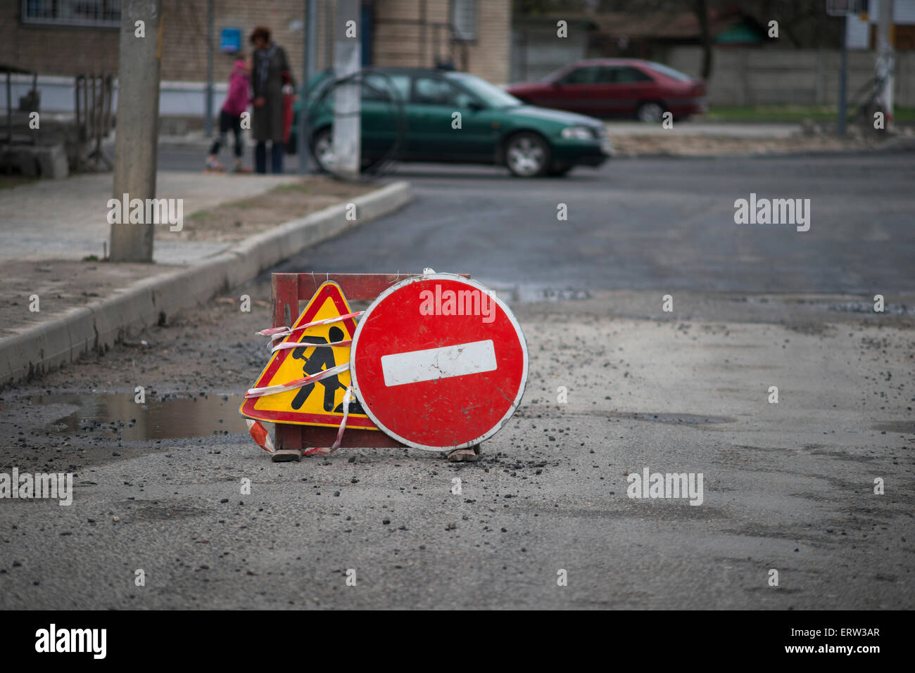 Straße zu reparieren funktioniert mit Stop-Schild auf Stadtstraße Stockfoto