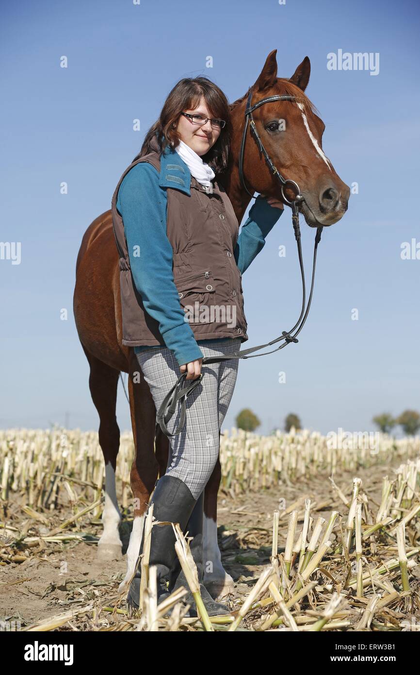 Frau mit Vollblutaraber Stockfoto