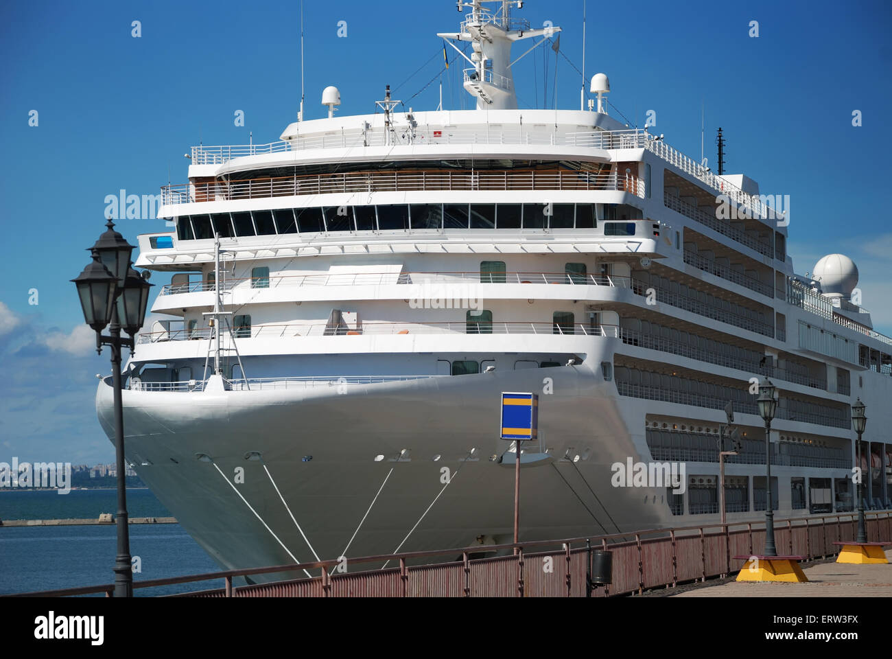 Das Passagierschiff erwartet die Passagiere im Hafen Stockfoto