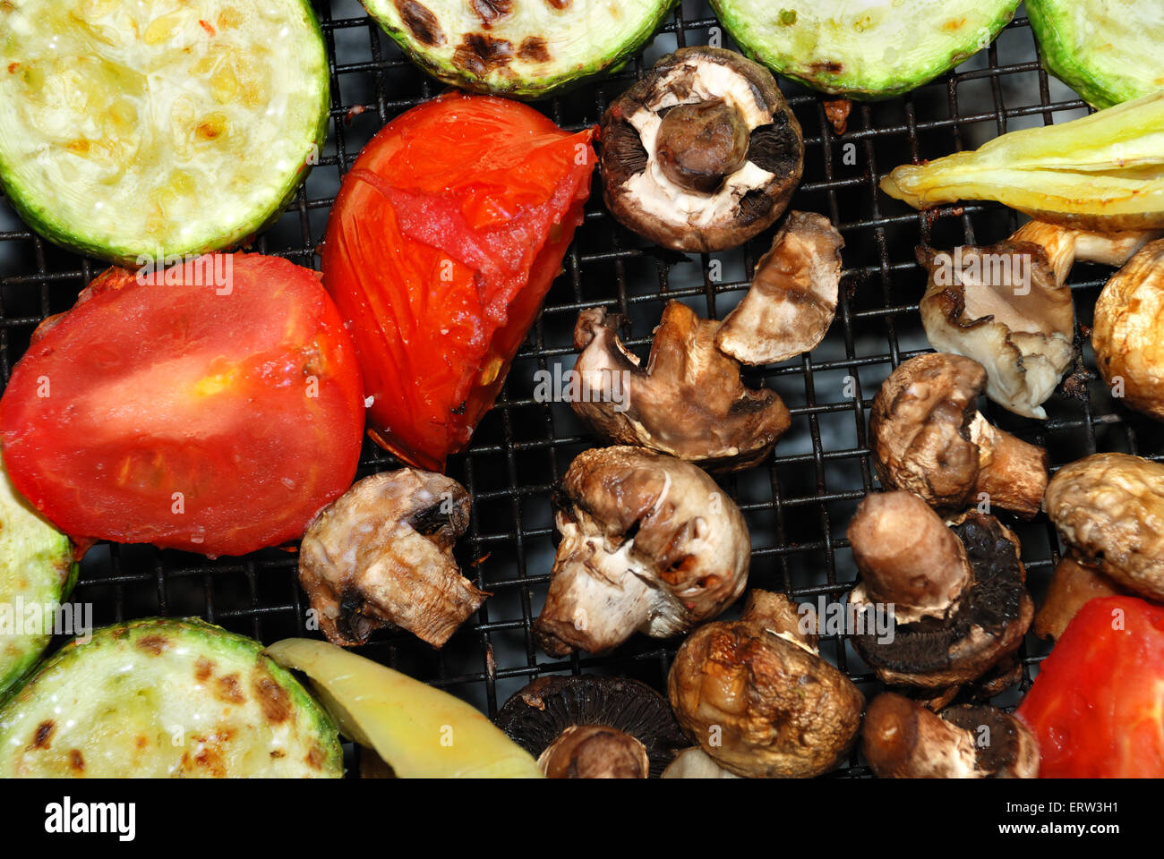 Grillen von Gemüse bereitet in Brand Stockfoto