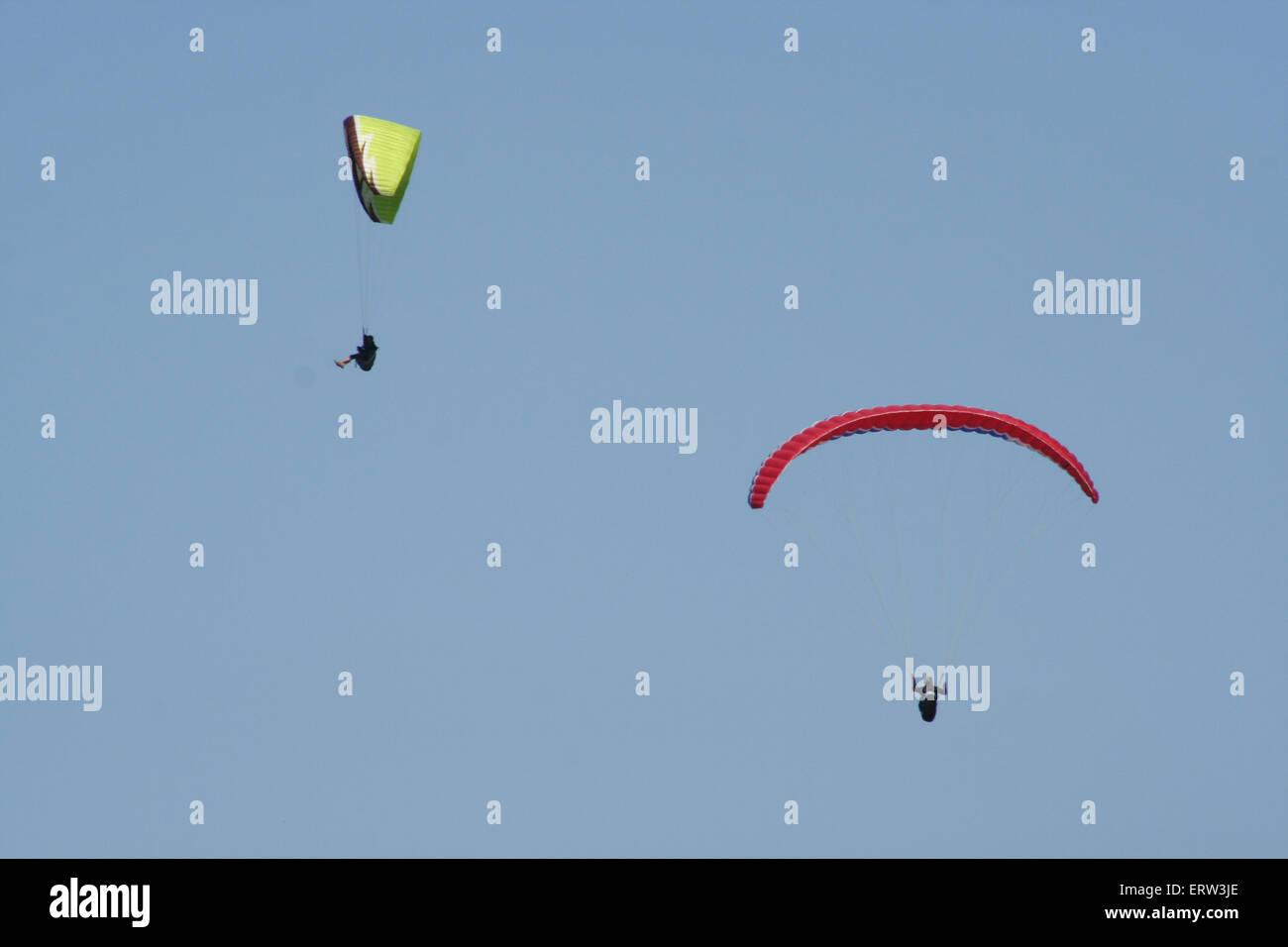 2 Personen Parapending, über der Normandie Frankreich. Stockfoto