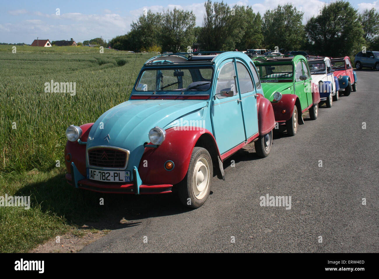 Linie der 2CV auf eine Tour durch den d-Day-Sehenswürdigkeiten. Normandie Frankreich. Stockfoto