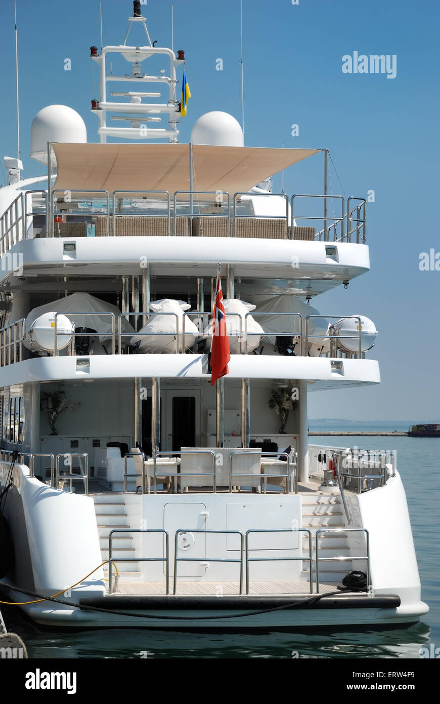 Weiße Yachten auf einen Anker im Hafen Stockfoto