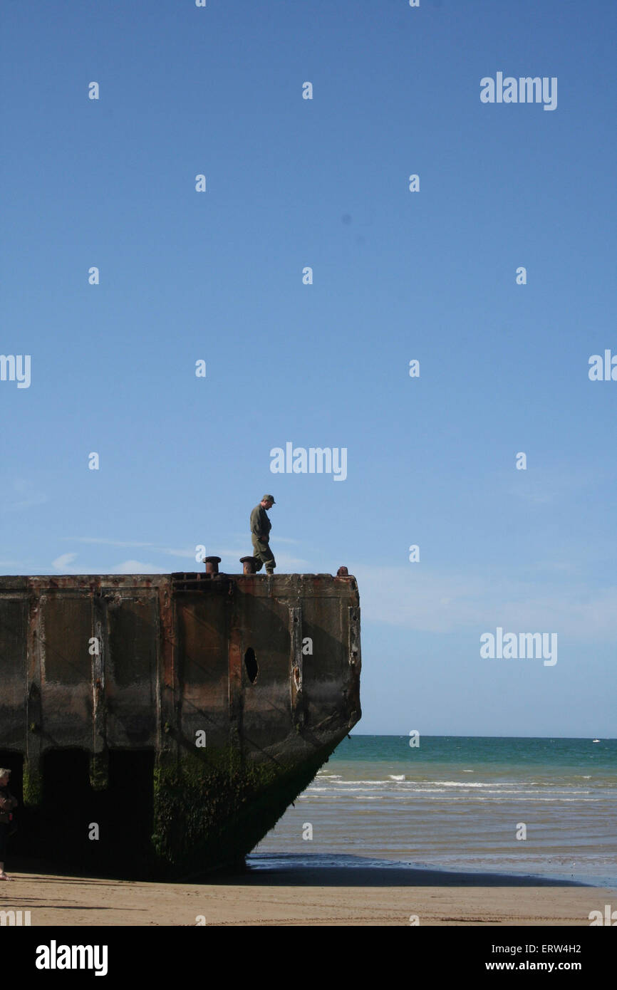 Einsamer uns WWII Soldat auf den d-Day-Mulberry-Hafen. Gold Beach Normandie Frankreich. Stockfoto
